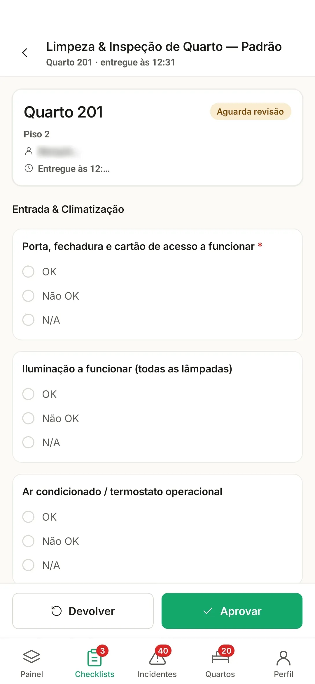 Checklist de limpeza e inspecção do quarto 201 na app, com os pontos a verificar e os botões aprovar e devolver.