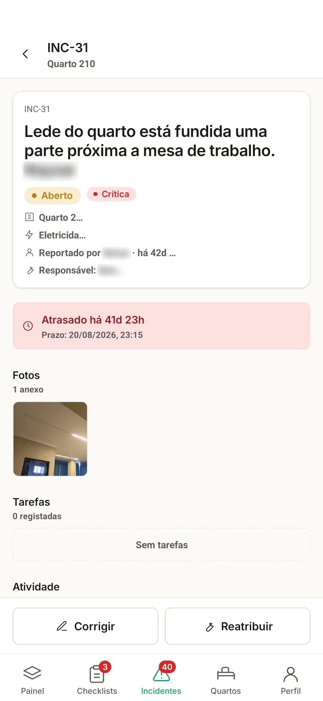 Detalhe de um incidente na app: aberto, prioridade crítica, prazo, fotografia anexa e os botões corrigir e reatribuir.