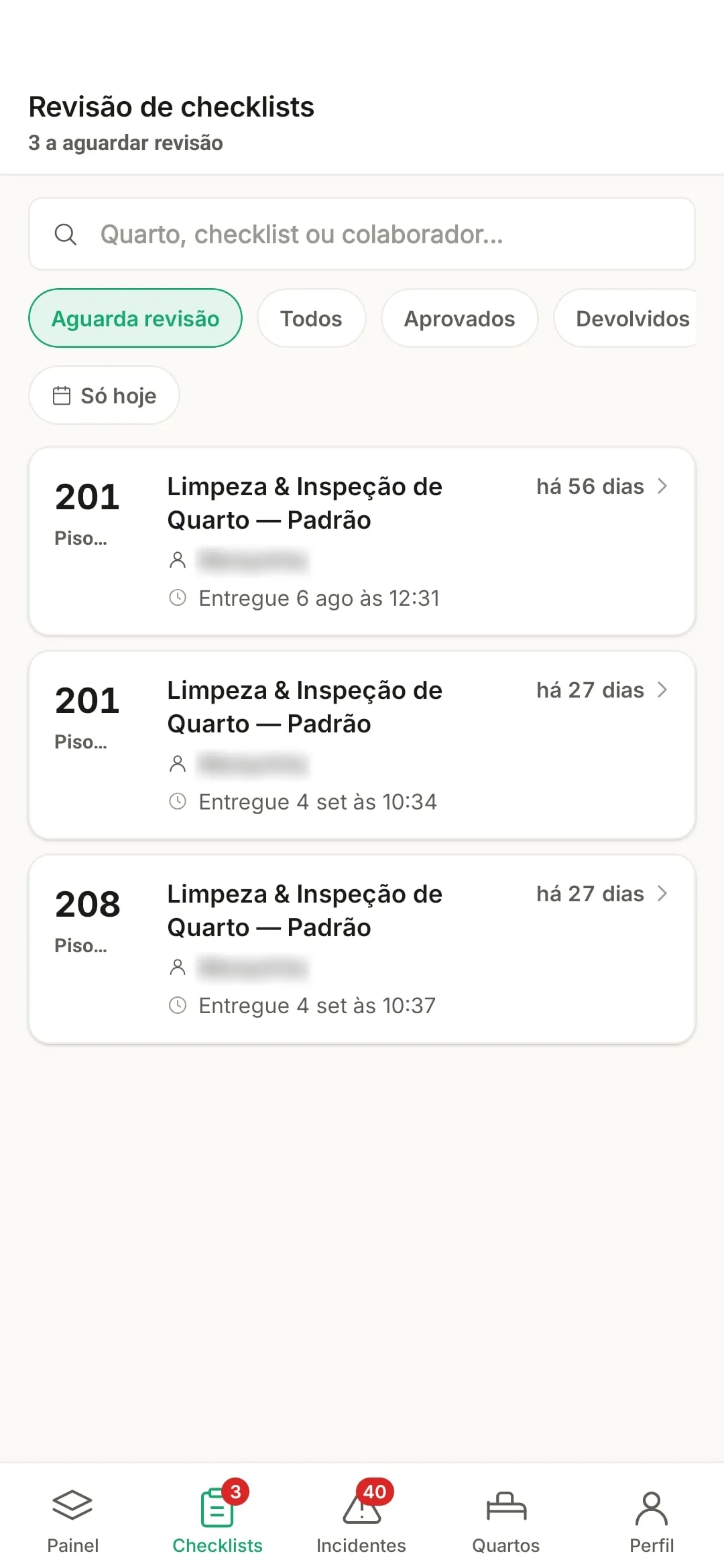 Revisão de checklists na app: checklists de limpeza e inspecção de quarto entregues, à espera de revisão.