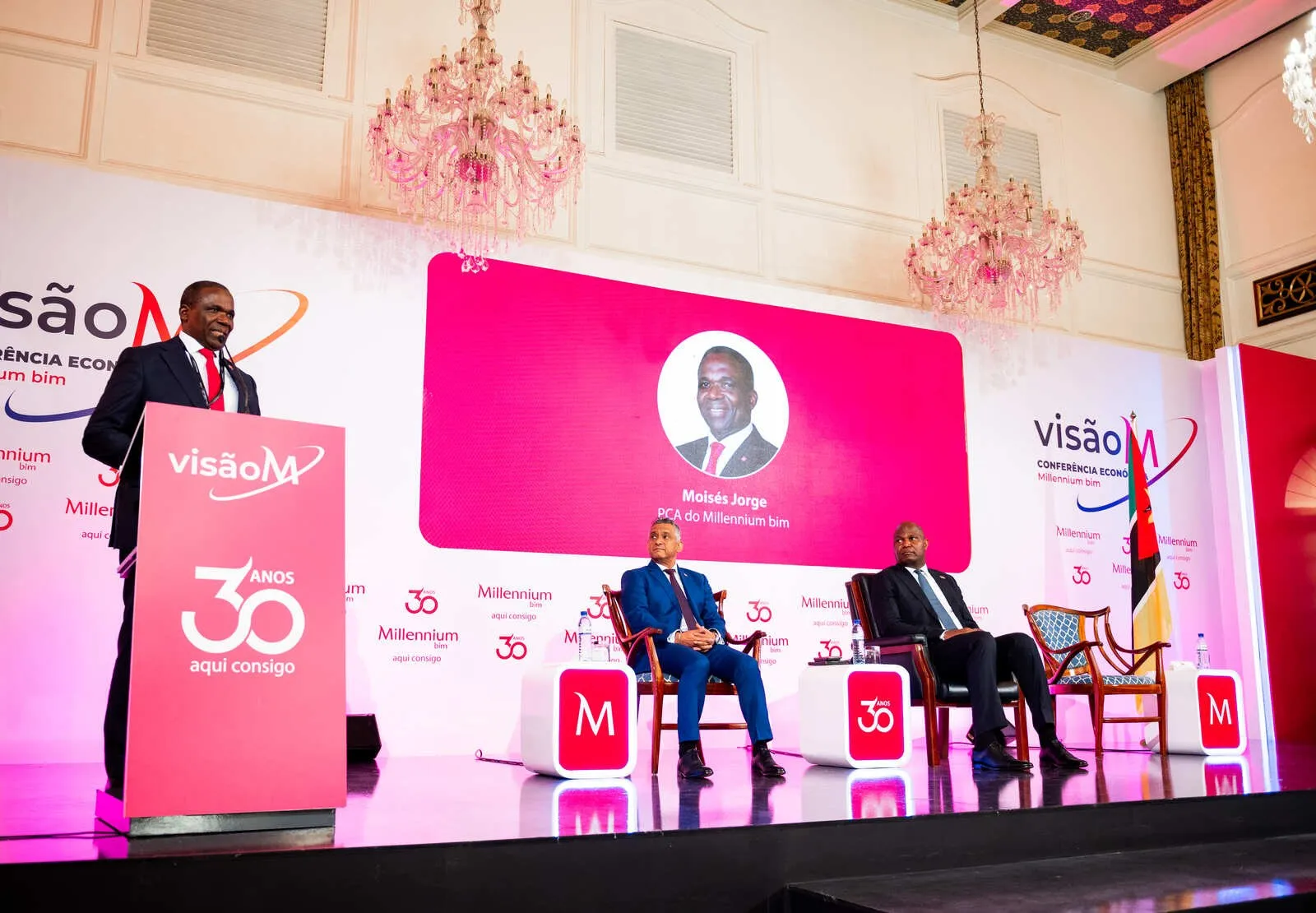 Palco da conferência económica Visão M, do Millennium bim